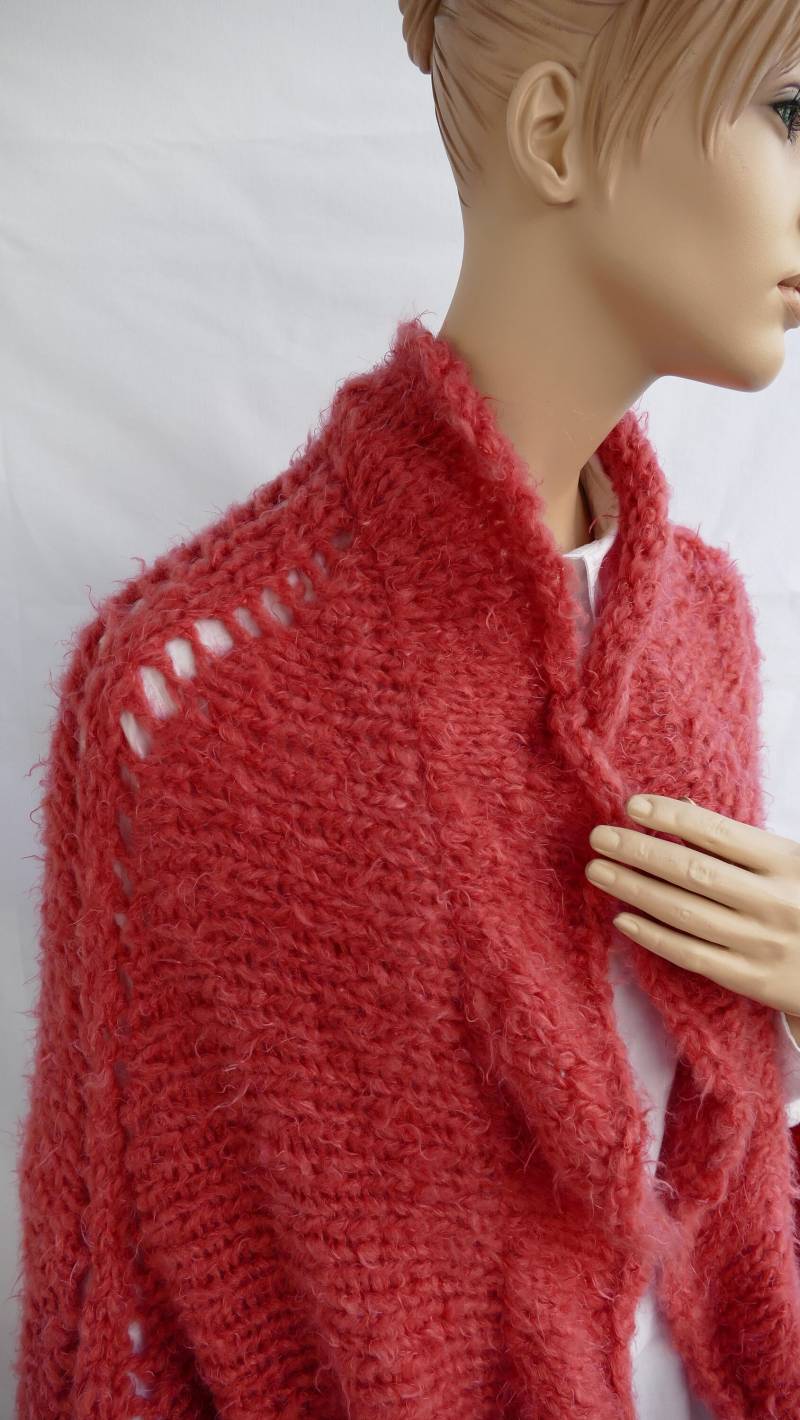 Poncho Boho Cardigan Strickjacke Handgestrickt Xl-Xxl Oversized Korallenrot Flauschig Wollallergiker Weich von Stricknadelkissen