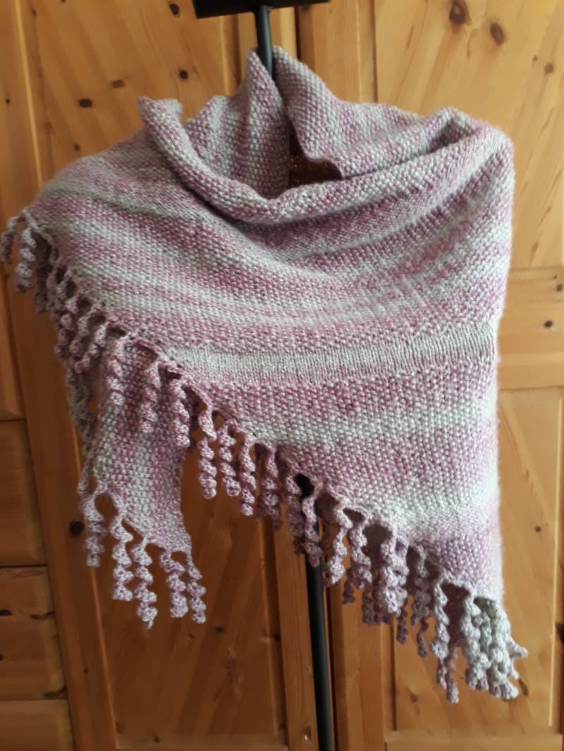 Dreieckstuch Handgestrickt, Mit Gehäkelten Fransen von StricknudelEva