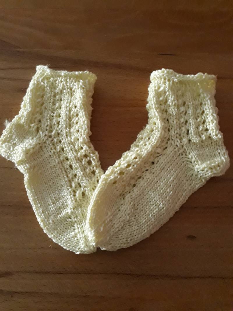 Kindersocken, Mädchen, Gr. 18/20, Handgestrickt, Ajourmuster, Luftiges Lochmuster, Farbe Gelb | Zitrone von StricknudelEva