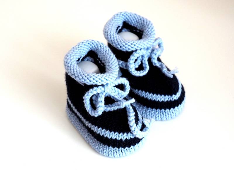 Blau Gestreifte Babyschuhe 3-6 Monate Gestrickt Aus Wolle von Stricksach
