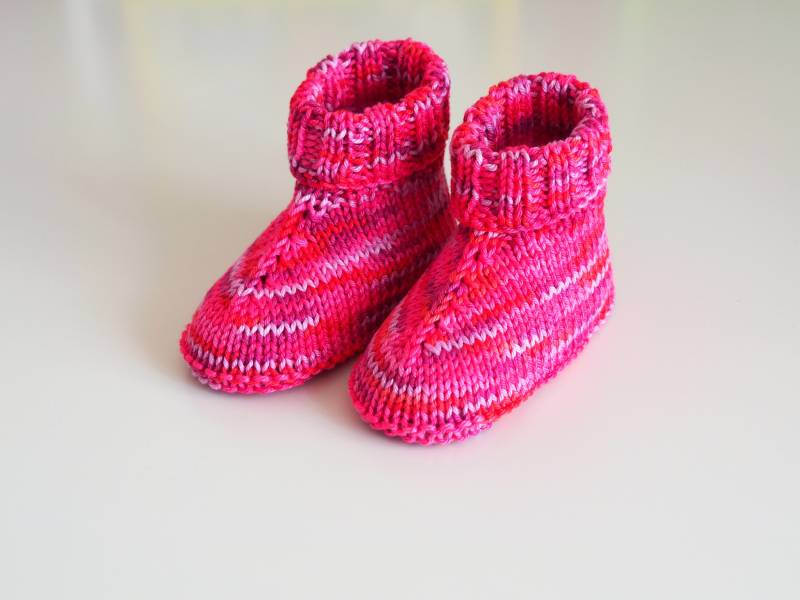 Bunte Babyschuhe | Handgestrickt Aus Baumwolle Größe 4-9 Monate Geschenk Für Baby Mädchen Mitbringsel Zu Babyparty Oder Babyshower von Stricksach