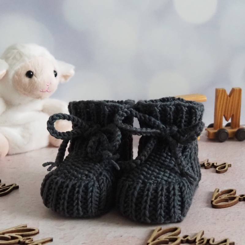 Dunkelgraue Babyschuhe | Größe 3-6 Monate Handgestrickt Aus 100% Wolle Im Patent - Und Perlmuster Geschenkidee Baby von Stricksach