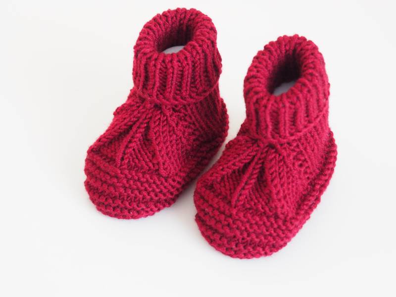 Exklusive Handgestrickte Dunkelrote Babyschuhe | 3-6 Monate Aus 100% Wolle Mit Patentmuster Wärmende Winter-Babyschuhe von Stricksach