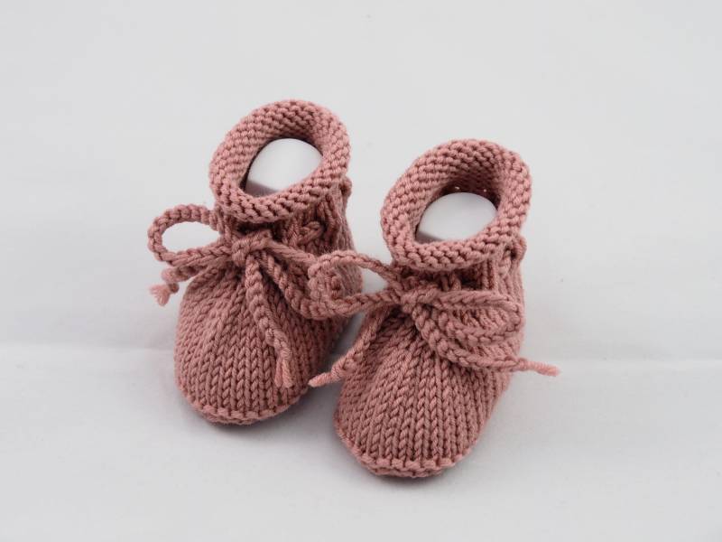 Gestrickte Babyschuhe 0-3 Monate in Dunkelrosé von Stricksach