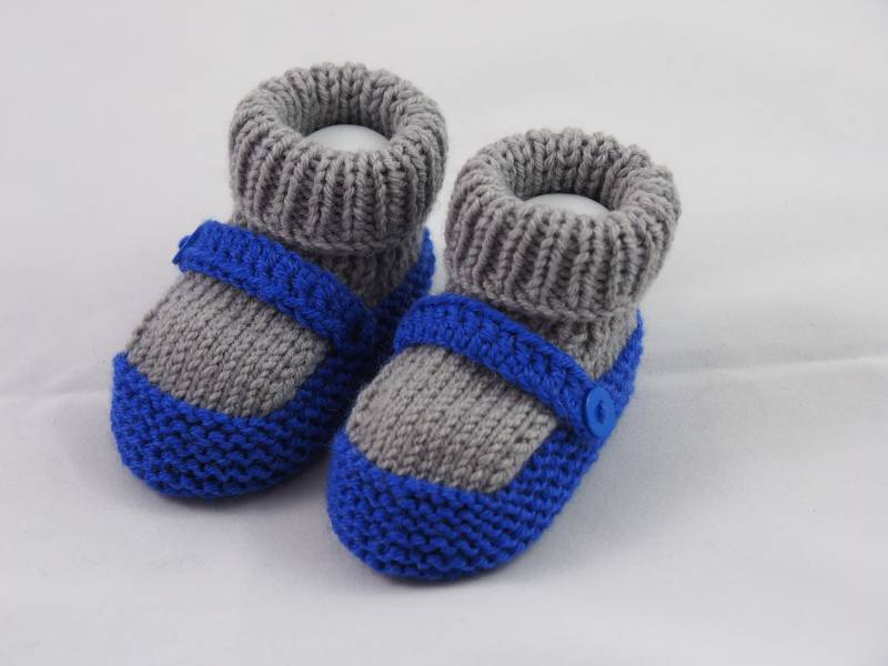 Gestrickte Babyschuhe in Blau Und Grau | Größe 3-6 Monate Weiche Wolle Mit Riemchen & Knopf Geschenk Zur Geburt Oder Babyparty von Stricksach