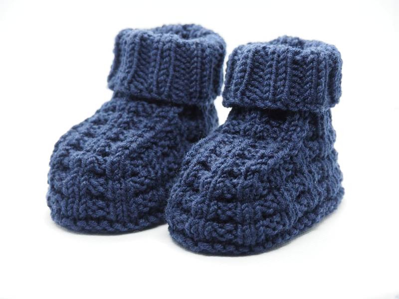 Gestrickte Dunkelblaue Babyschuhe Aus Weicher Wolle, 0-3 Monate - Warm, Dehnbar Und Ideal Als Geschenkidee Zur Geburt von Stricksach