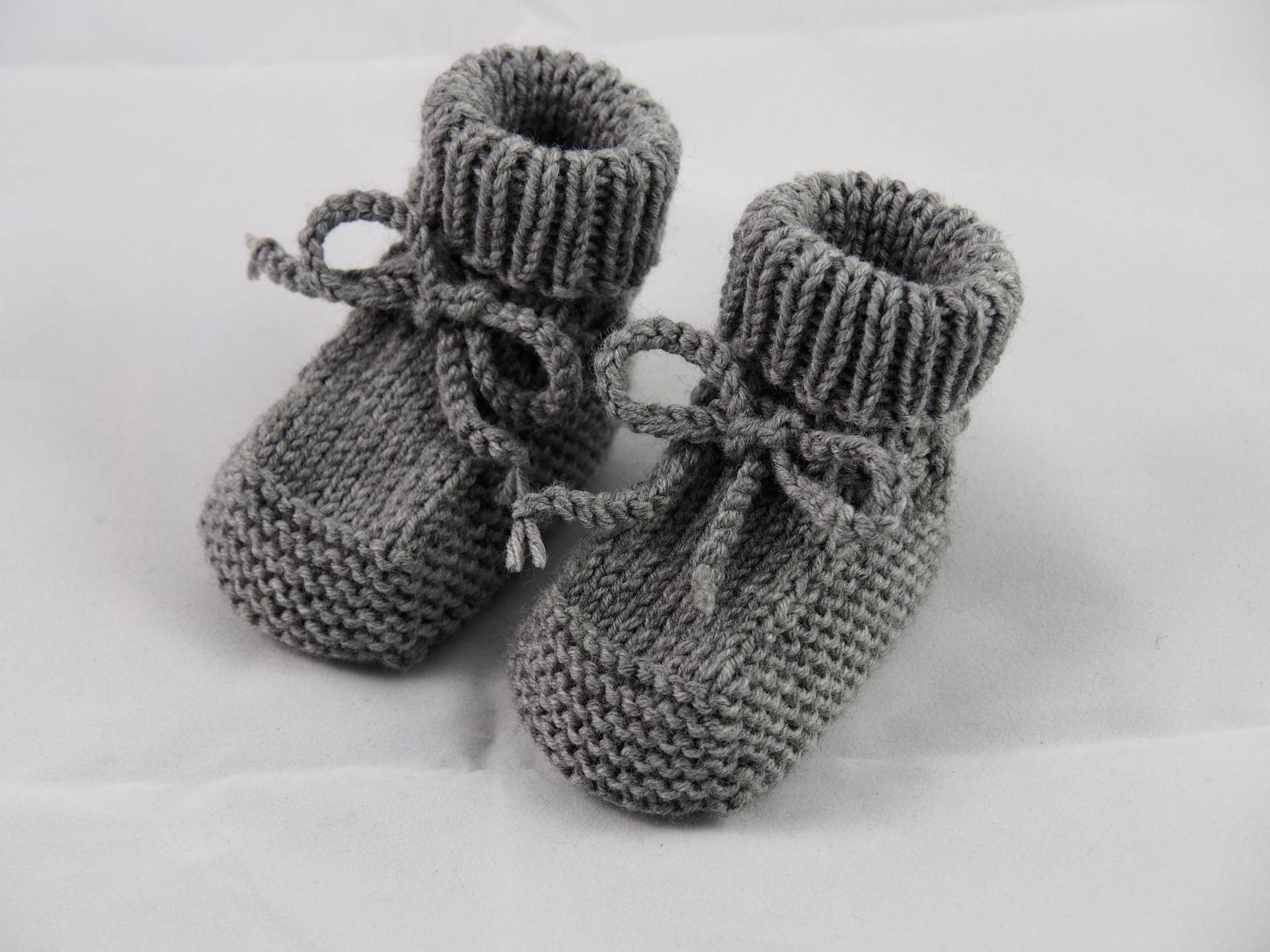 Graue Babyschuhe, 0-3 Monate, Booties, Gestrickt Aus Wolle, Für Mädchen Und Jungen von Stricksach