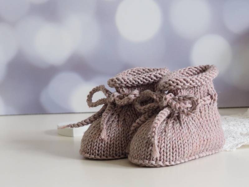 Handgestrickte Babyschuhe 0-3 Monate in Zartem Rosé-Grau Meliert Mit Rollrand & Kordel - Weiche Wolle, Waschbar, Geschenk Zur Geburt von Stricksach