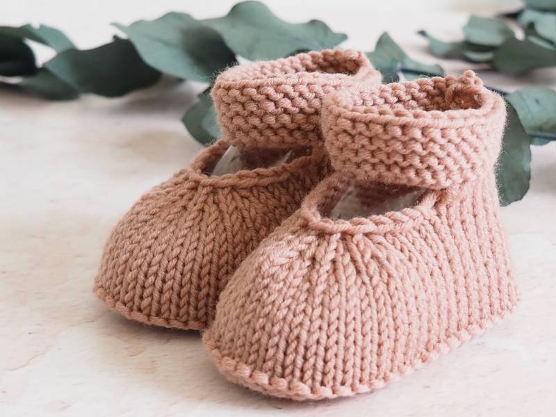 Handgestrickte Babyschuhe Mit Riemchen in Altrosa, 0-3 Monate - Aus Weicher, Reiner Wolle Geschenkidee Zur Geburt Unter 20 Euro von Stricksach