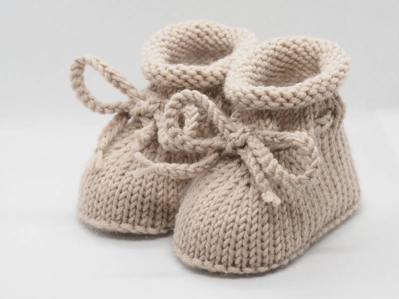 Handgestrickte Babyschuhe in Beige | 100% Wolle Mit Rollrand & Kordel Größe 3-6 Monate Geschenk Zur Geburt Waschbar von Stricksach