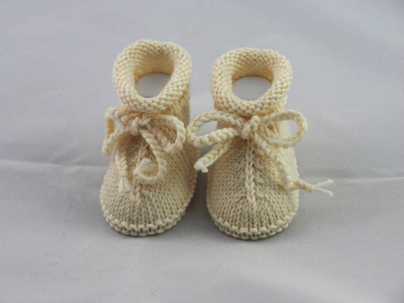 Handgestrickte Babyschuhe in Creme, Größe 0-3 Monate, Handgestrickt, Aus Reiner Wolle, Geschenkidee Für Neugeborene von Stricksach