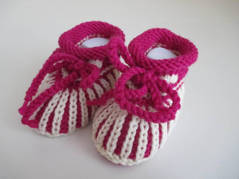 Handgestrickte Babyschuhe in Pink-Weiß | 0-3 Monate Gestreift Im Dehnbaren Patentmuster Aus Weicher Wolle Geschenk Zur Geburt von Stricksach