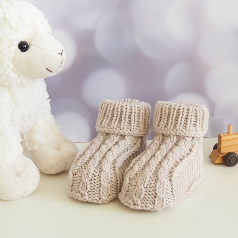 Handgestrickte Babyschuhe in Zartem Beige | Wunderschönes Geschenk Für Neugeborene Mit Filigranem Zopfmuster Größe 3-6 Monate von Stricksach