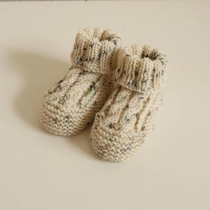 Handgestrickte Beige Melierte Babyschuhe Mit Zopfmuster | 3-6 Monate Weiche Wolle Tweedoptik Geschenk Zur Geburt & Babyparty von Stricksach