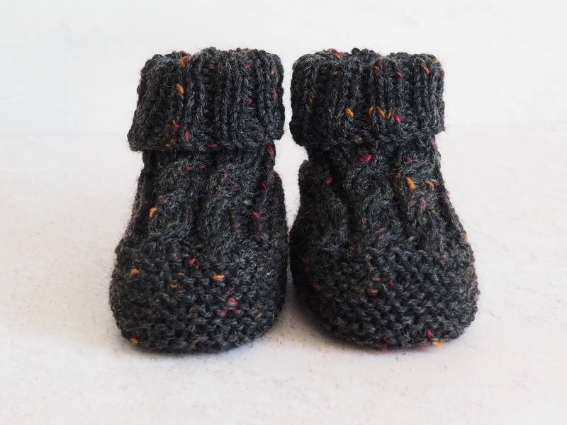 Handgestrickte Dunkelgrau Melierte Babyschuhe | Größe 3-6 Monate Zopfmuster, Weiche Wolle in Tweedoptik Geschenkidee Zur Geburt von Stricksach
