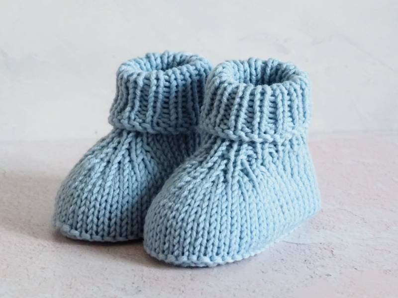 Handgestrickte Hellblaue Babyschuhe Aus Reiner Wolle | Größe 0-3 Monate Ideales Geschenk Zur Geburt Oder Babyparty von Stricksach