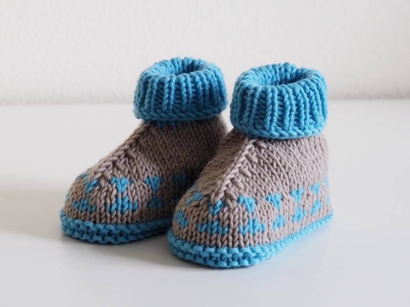 Handgestrickte Hüttenschuhe Für Babys, 0-3 Monate - Weiche Wollschuhe Mit Bündchen in Beige Und Hellblau Aus Reiner Wolle von Stricksach