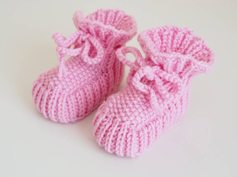Handgestrickte Rosa Babyschuhe 3-6 Monate - Warme Schühchen Aus 100% Wolle Im Patent- Und Perlmuster Mit Kordel Geschenk Für Baby Mädchen von Stricksach