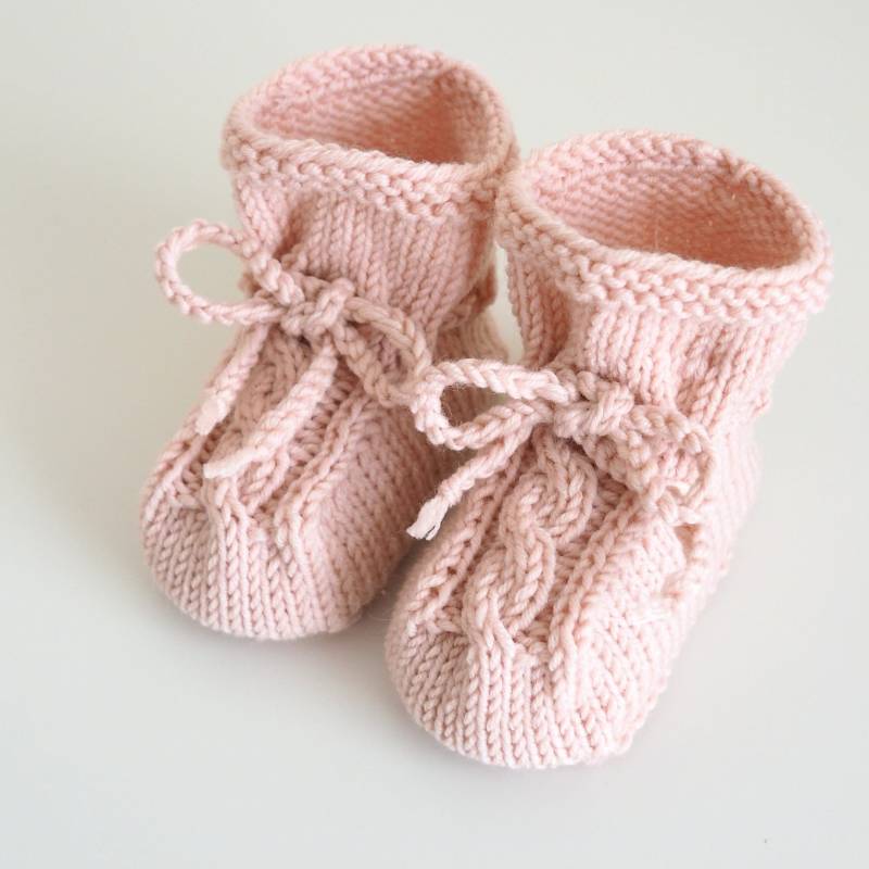 Puderrosa Babyschuhe 3-6 Monate Gestrickt Aus Wolle Mit Zopfmuster von Stricksach