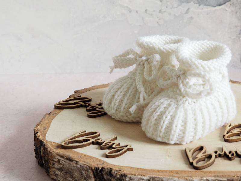 Wollweiße Babyschuhe 0-3 Monate | Handgestrickt in Patentmuster 100% Wolle Geschenk Zur Geburt Oder Babyparty von Stricksach