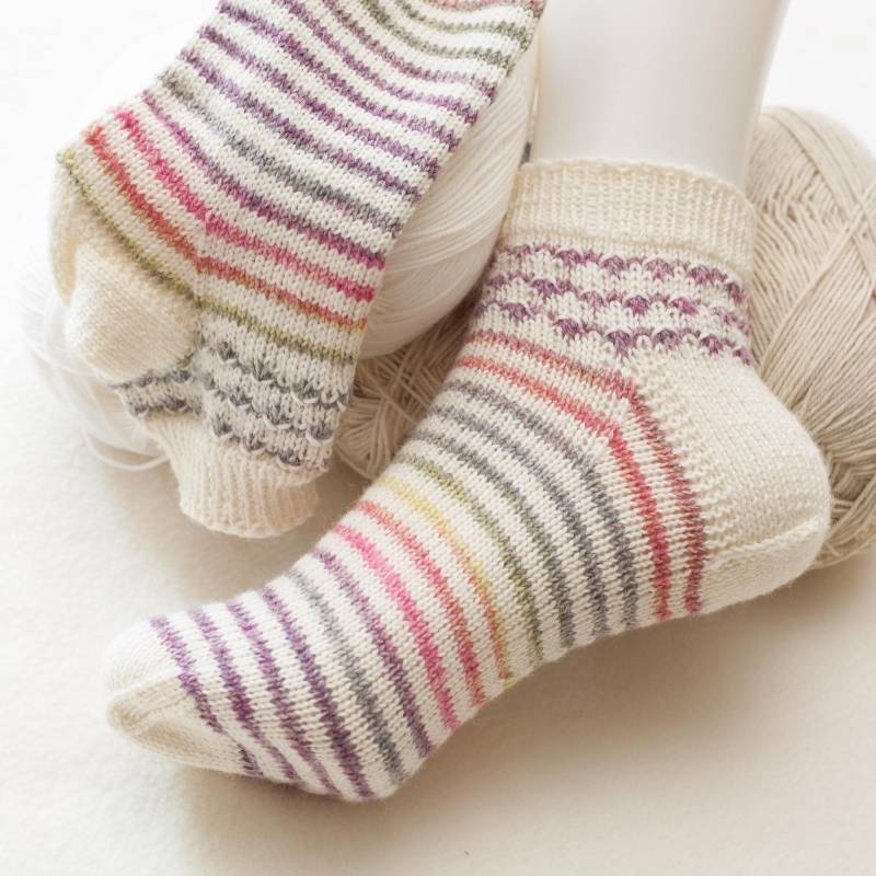 Handgestrickte Sneaker-Socken, Gr. 38/39 Aus Hochwertiger Markenwolle, Mit Hübschem Farbverlaufmuster Handgestrickte Sneaker-Socken, Gr. 38/39 Aus Hochwertiger Markenwolle, Mit Hübschem Farbverlaufmuster von StrickundNaehzeug