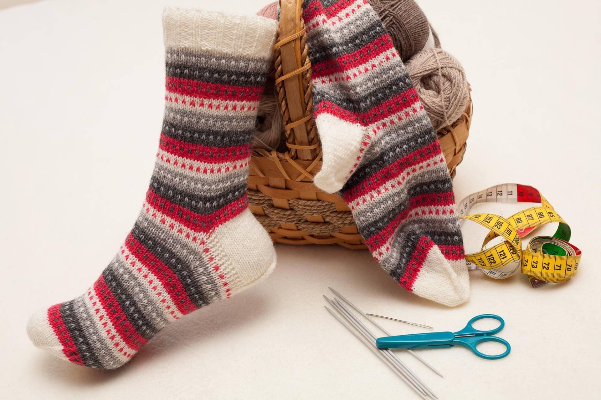 Handgestrickte Socken Mit Norweger Muster, Gr. 38 - 40 Aus Hochwertiger Markenwolle von StrickundNaehzeug