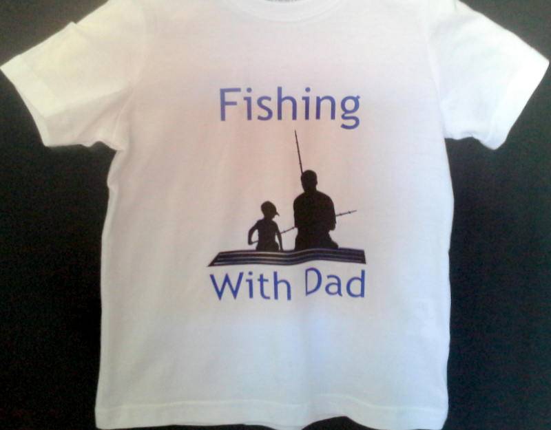 Angeln Mit Papa - Boy Ist/Kinder/Jugendliche T-Shirt in Blau & Schwarz Anpassbare Farben von StrideDesignsStudio