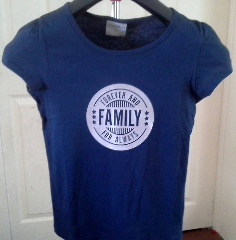 Familie ~ Für Immer Und T-Shirt-Erhältlich in Schwarz Oder Weiß-T-Shirt-Farbe - Wählen Sie Farbe, Design von StrideDesignsStudio