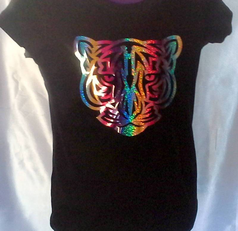 Tiger Gesicht Rainbow Glitter T-Shirt Mädchen Und Kinder/Jugendliche - Anpassen Ihrer Vinyl-Druckfarbe von StrideDesignsStudio