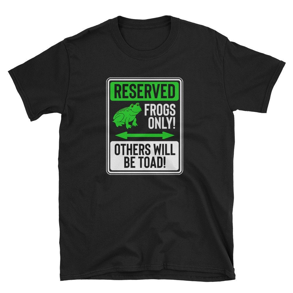 Frösche Nur Andere Kröte Sein Lustiger Frosch Wortspiel Parkplatz Straße Zeichen Unisex T-Shirt Frösche Nur Andere Kröte Sein Lustiger Frosch Wortspiel Parkplatz Straße Zeichen Unisex T-Shirt von StrikeAChordClothing