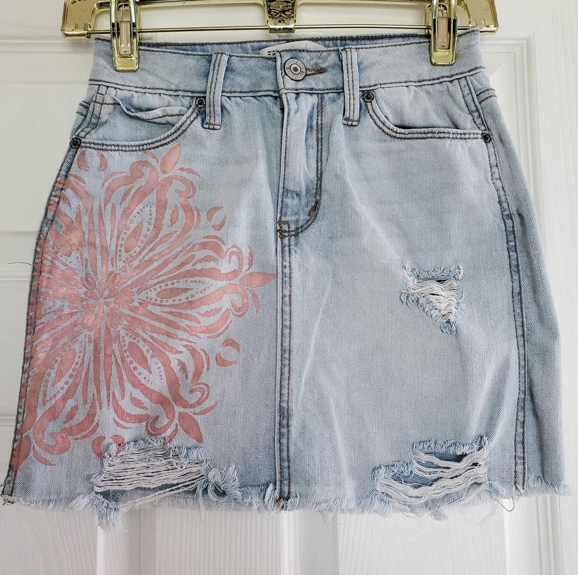 Handgemalter Light Denim Mini Rock Mit Pinkem Mandala Design Handgemalter Light Denim Mini Rock Mit Pinkem Mandala Design von StringLilyCreations