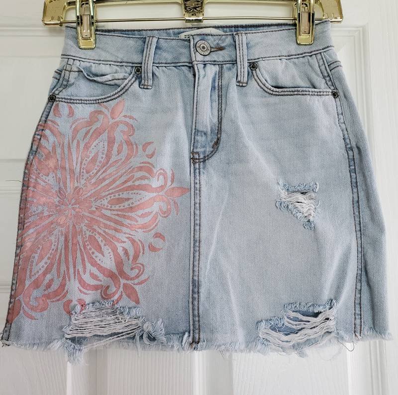 Handgemalter Light Denim Mini Rock Mit Pinkem Mandala Design von StringLilyCreations