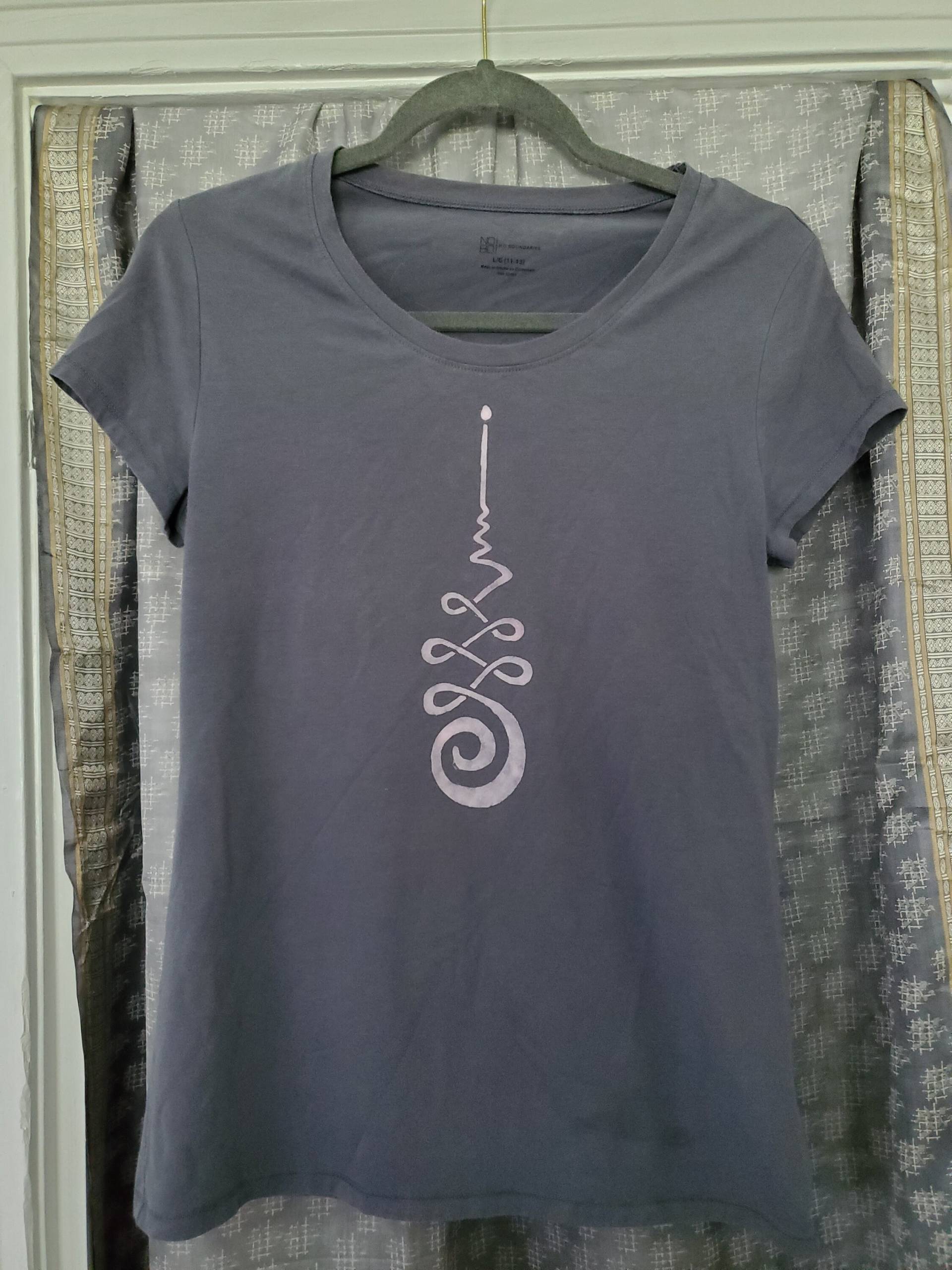 Kurzärmeliges Graues Handbemaltes T-Shirt Mit Zen Female Enlightenment Design Kurzärmeliges Graues Handbemaltes T-Shirt Mit Zen Female Enlightenment Design von StringLilyCreations