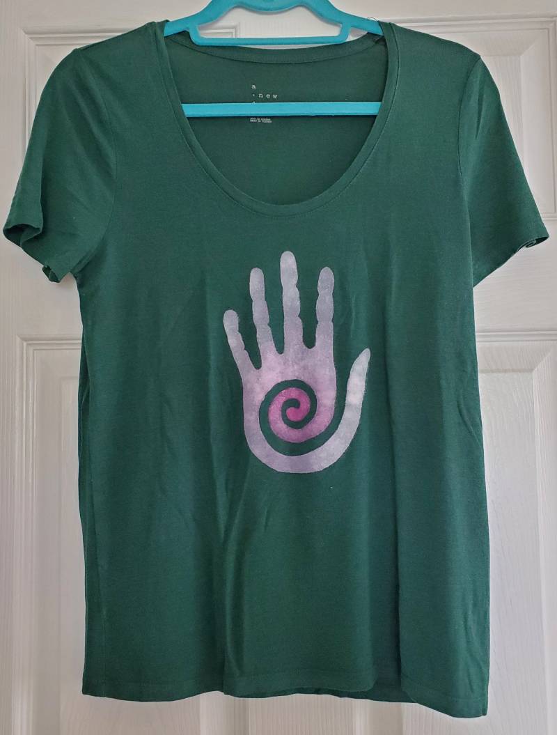 Kurzärmeliges Grünes Handbemaltes T-Shirt Mit Hopi Healer Hand Design von StringLilyCreations