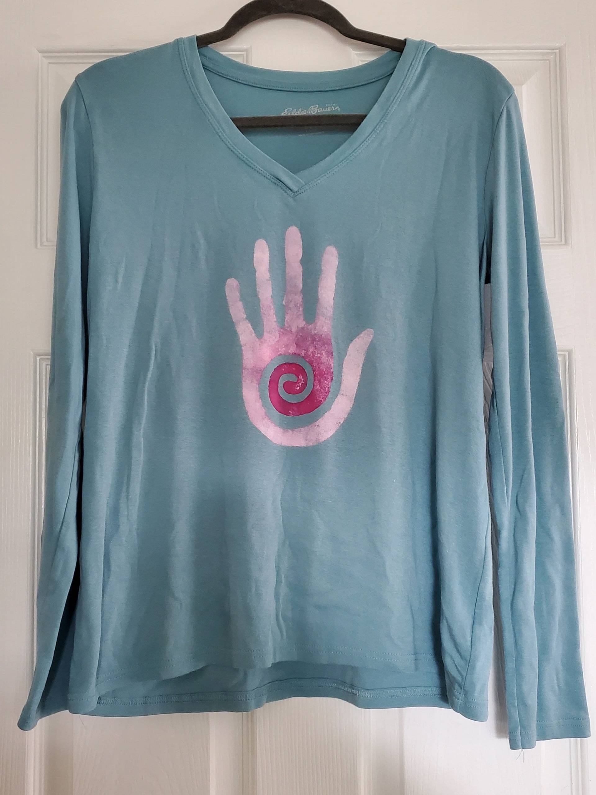 Langarm Blaues Handbemaltes T-Shirt Mit Hopi Healer Hand Design Langarm Blaues Handbemaltes T-Shirt Mit Hopi Healer Hand Design von StringLilyCreations