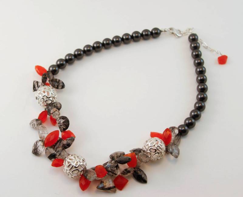 Schwarze Und Orange Perlen Edelstein Halskette Schwarze Und Orange Perlen Edelstein Halskette von StringUsAlong