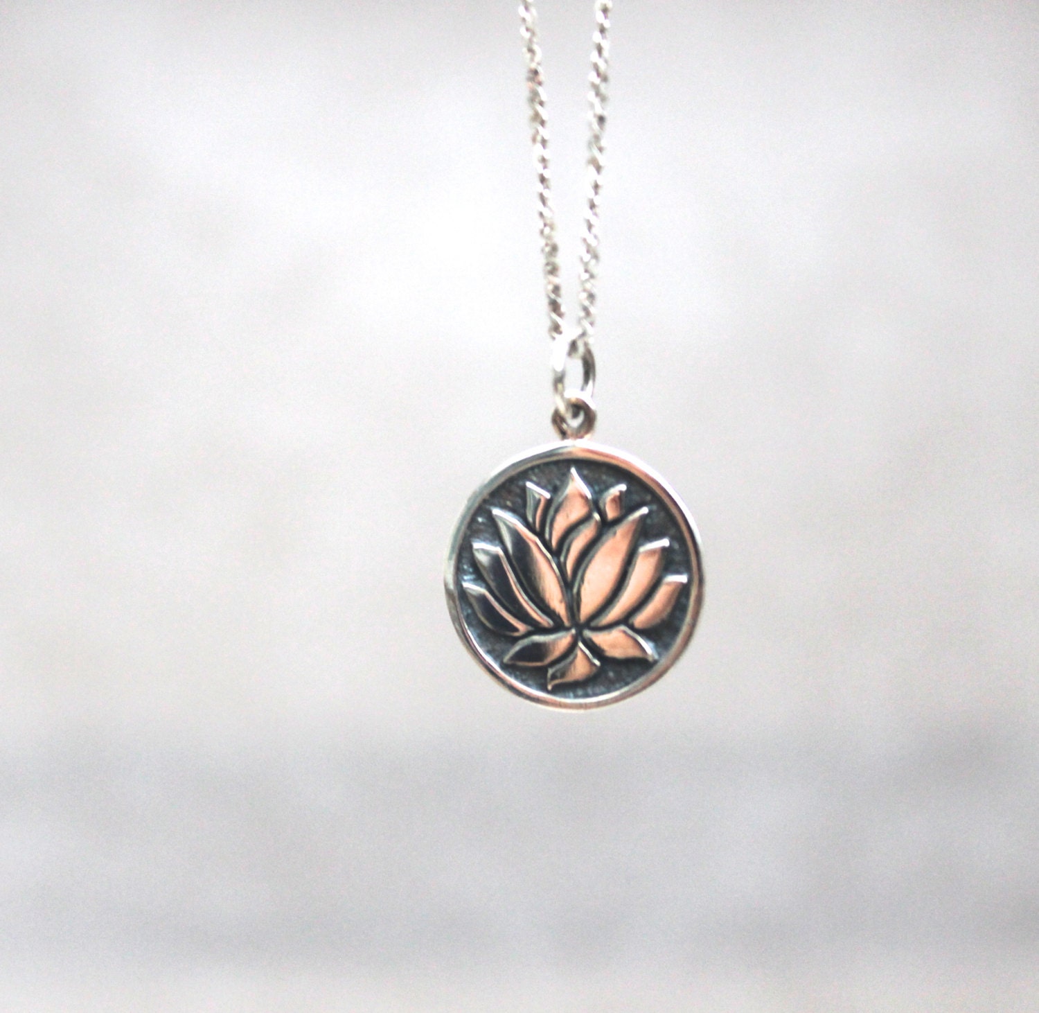 sterling Lotus Blume Auf Silber Kette sterling Lotus Blume Auf Silber Kette von StringerBs