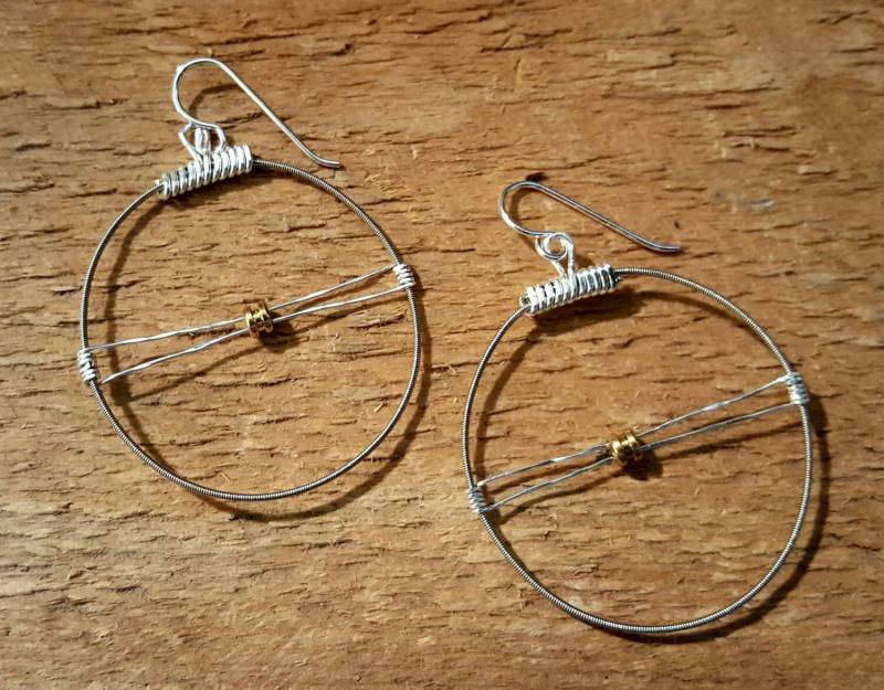 Recycelte Guitar String Creolen Mit Messing Perle von StringinAlongwithME