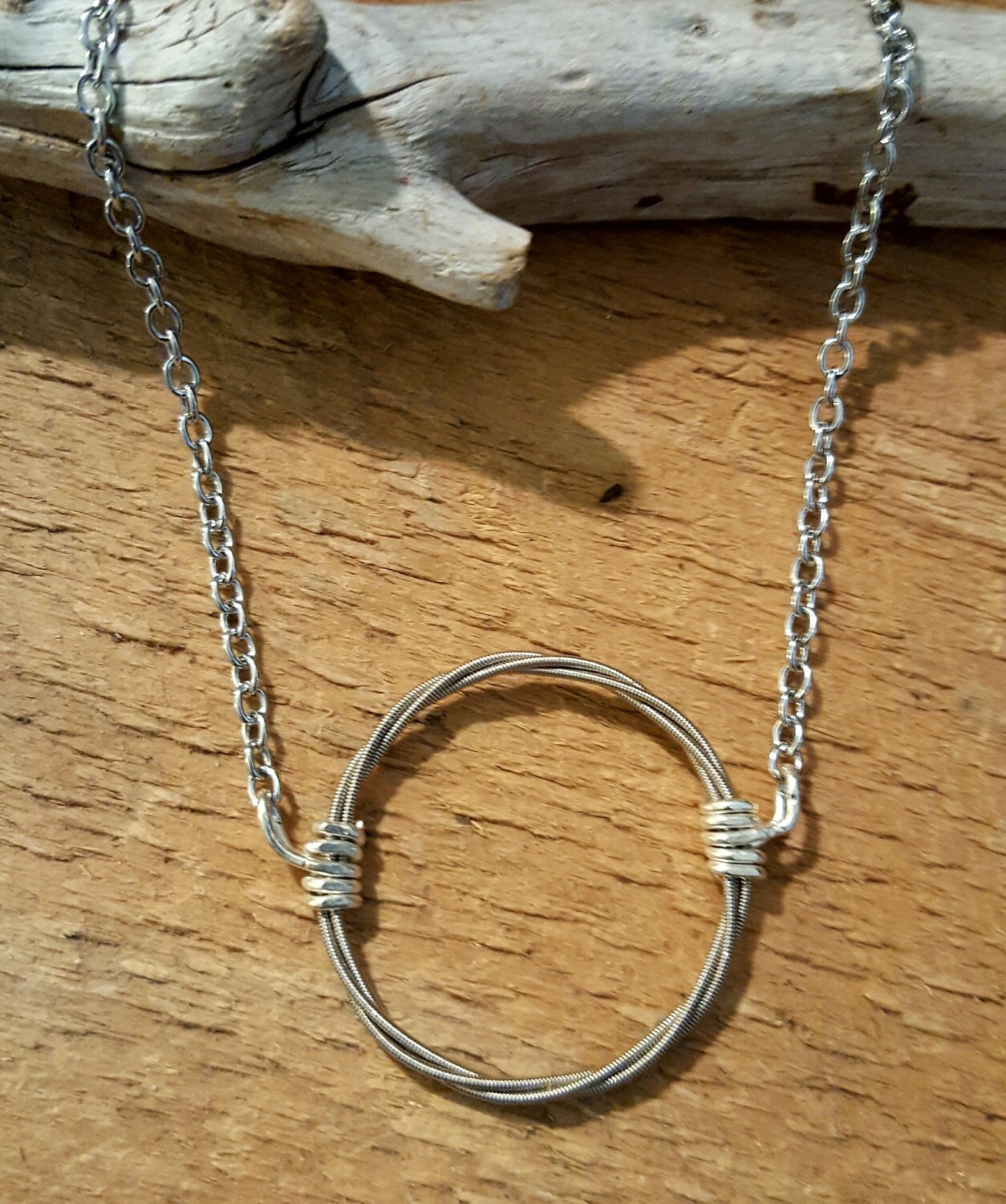 Recycelte Guitar String "Full Moon" Halskette von StringinAlongwithME