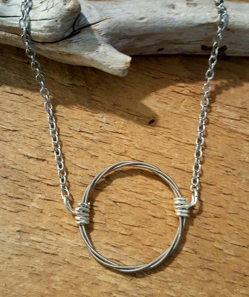 Recycelte Guitar String "Full Moon" Halskette von StringinAlongwithME