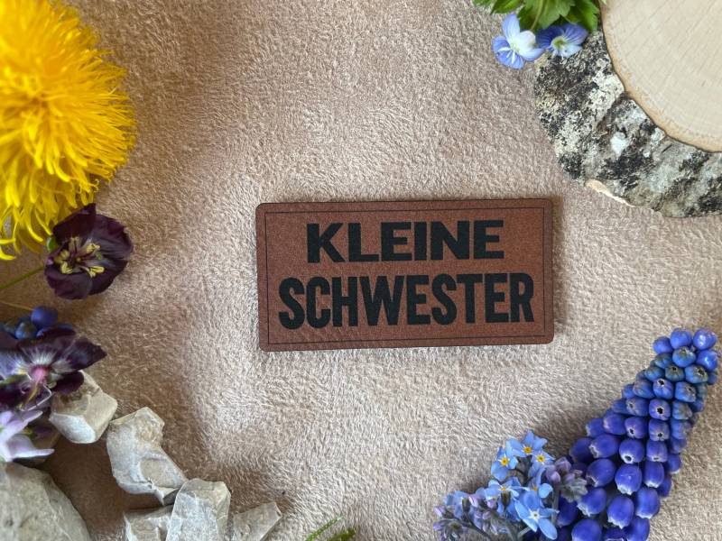 Lederlabel #132 Kleine Schwester, Geschwister, Aufnäher, Patch, Label, Kunstleder Lederlabel #132 Kleine Schwester, Geschwister, Aufnäher, Patch, Label, Kunstleder von Stritzikistl