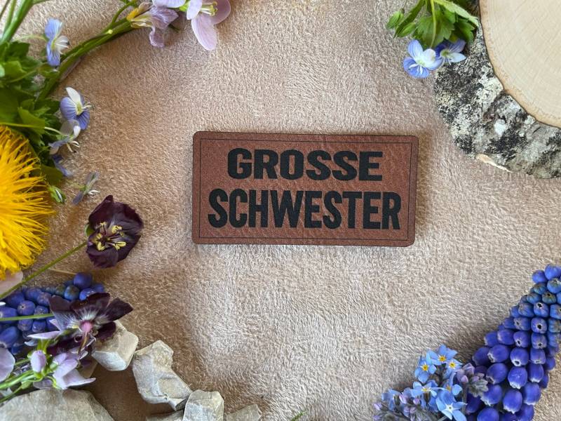 Lederlabel #133 Grosse Schwester, Geschwister, Aufnäher, Patch, Label, Kunstleder Lederlabel #133 Grosse Schwester, Geschwister, Aufnäher, Patch, Label, Kunstleder von Stritzikistl