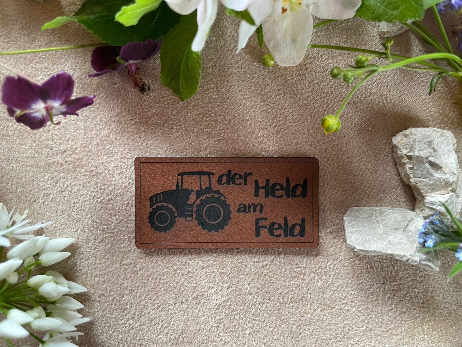 Lederlabel #175 Der Held Am Feld, Traktor, Dorfkind, Aufnäher, Patch, Label von Stritzikistl
