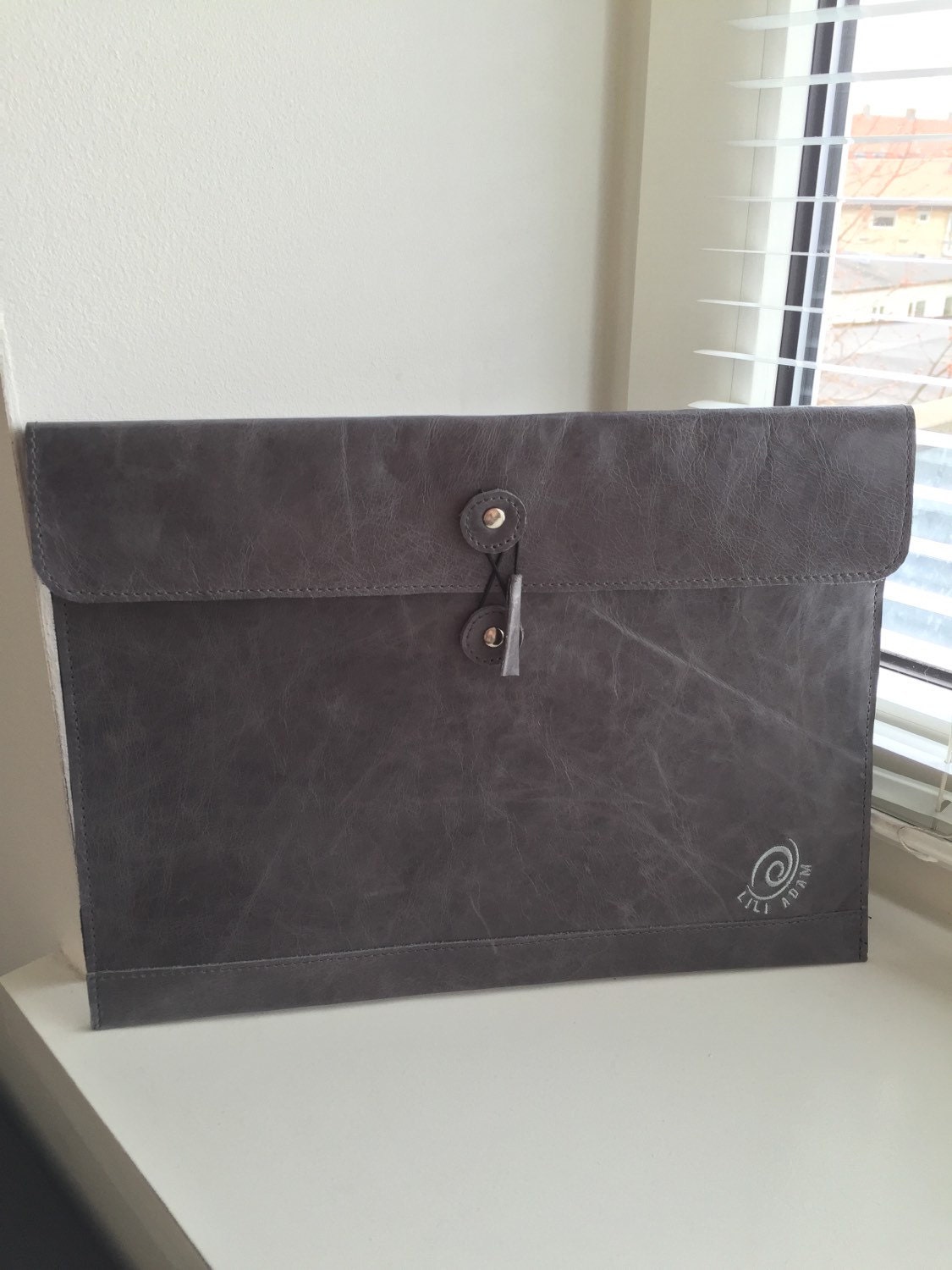 Handgefertigtes Leder A4 Portfolio Monogramm Dokumentenmappe Handgefertigtes Leder A4 Portfolio Monogramm Dokumentenmappe von StrixArtAccessories