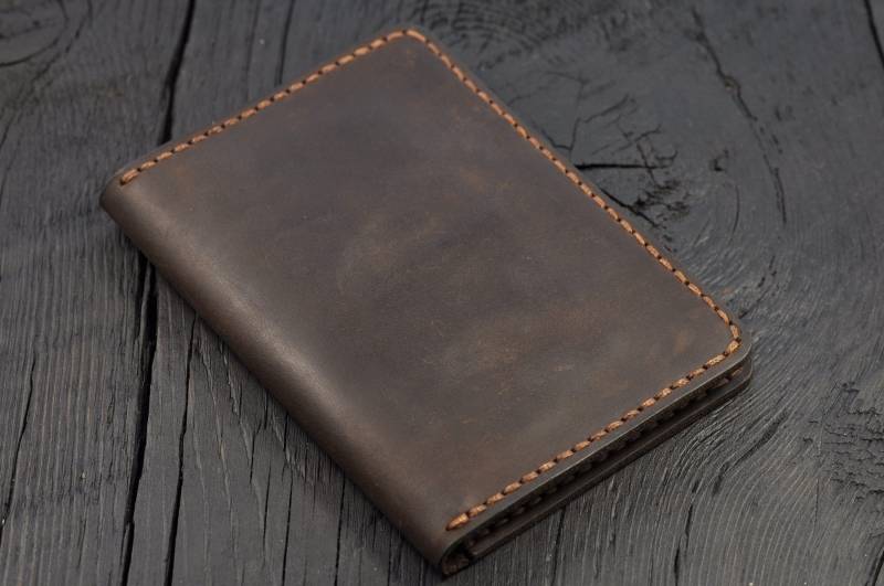 Reisepasshülle, Passhülle Aus Leder Mit Gravur, Geschenk Für Ihn von StrongHorseCraft