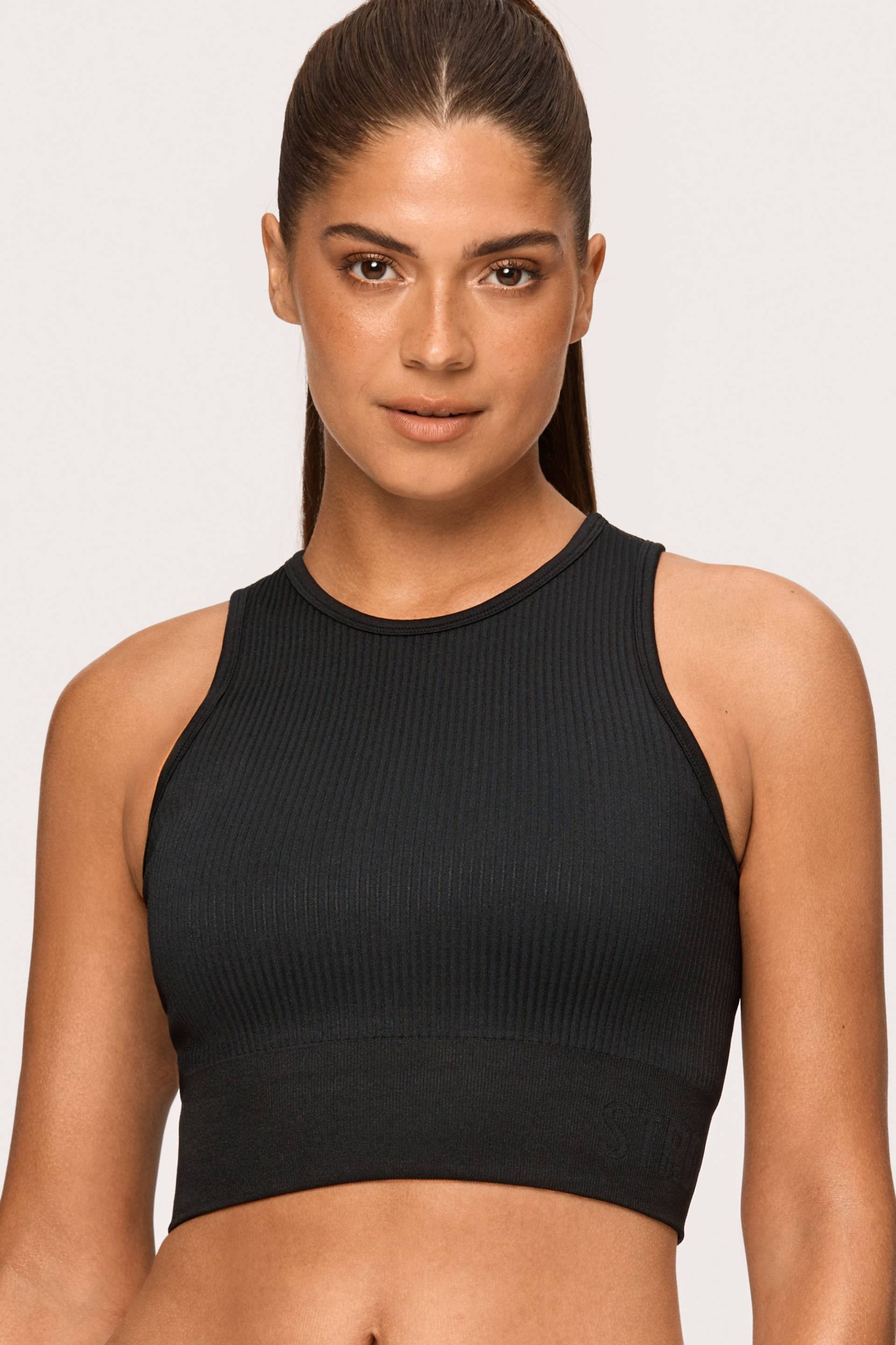 Rib Seamless Crop Top Black von Stronger