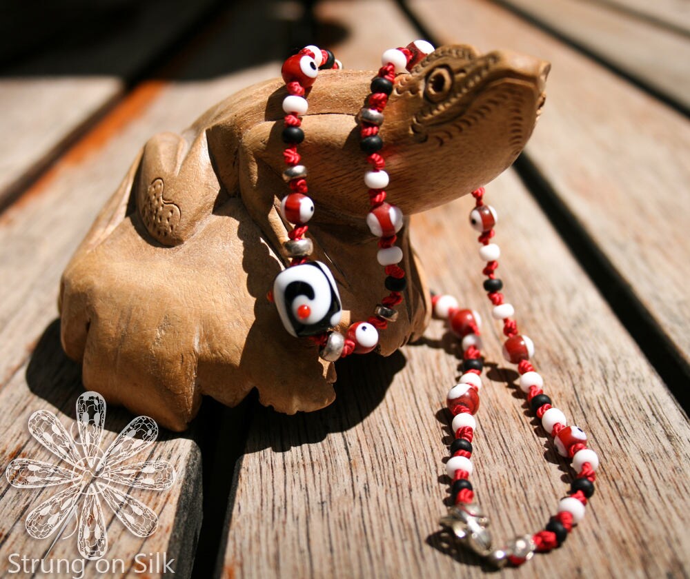 Lampwork Fokalperle Halskette Auf Hand Geknotet Seide - Rot, Schwarz & Weiß Lampwork Fokalperle Halskette Auf Hand Geknotet Seide - Rot, Schwarz & Weiß von StrungOnSilk
