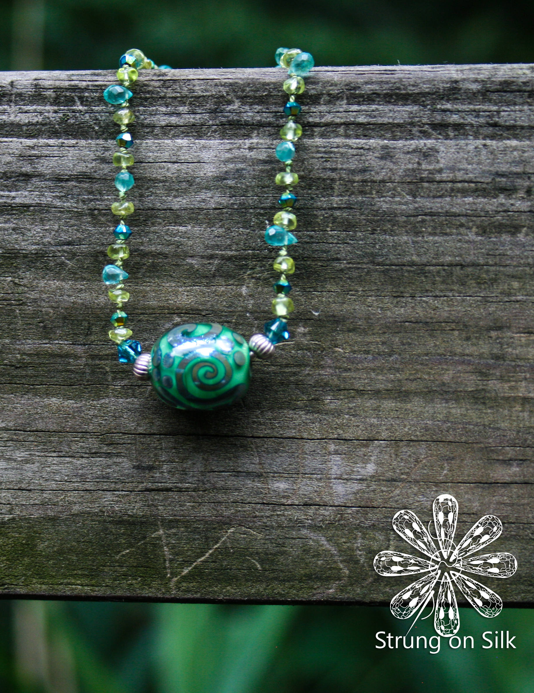 Lampwork Schwerpunkt Perlenkette Auf Handgeknüpfter Seide - Apatit & Peridot Lampwork Schwerpunkt Perlenkette Auf Handgeknüpfter Seide - Apatit & Peridot von StrungOnSilk