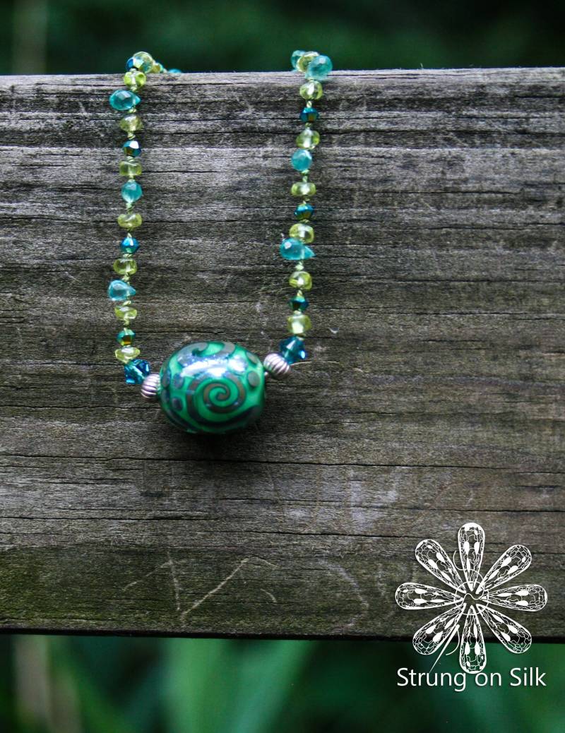 Lampwork Schwerpunkt Perlenkette Auf Handgeknüpfter Seide - Apatit & Peridot Lampwork Schwerpunkt Perlenkette Auf Handgeknüpfter Seide - Apatit & Peridot von StrungOnSilk