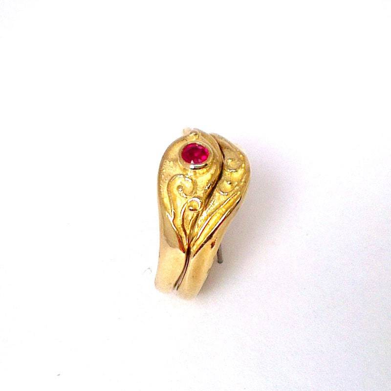 Rubin Set Verlobungsring Und Trauring Paar - in Einem Soliden 9 K Gold Handgeschnitzten Fließenden Design Um Den Stein von StuartPennyJewels